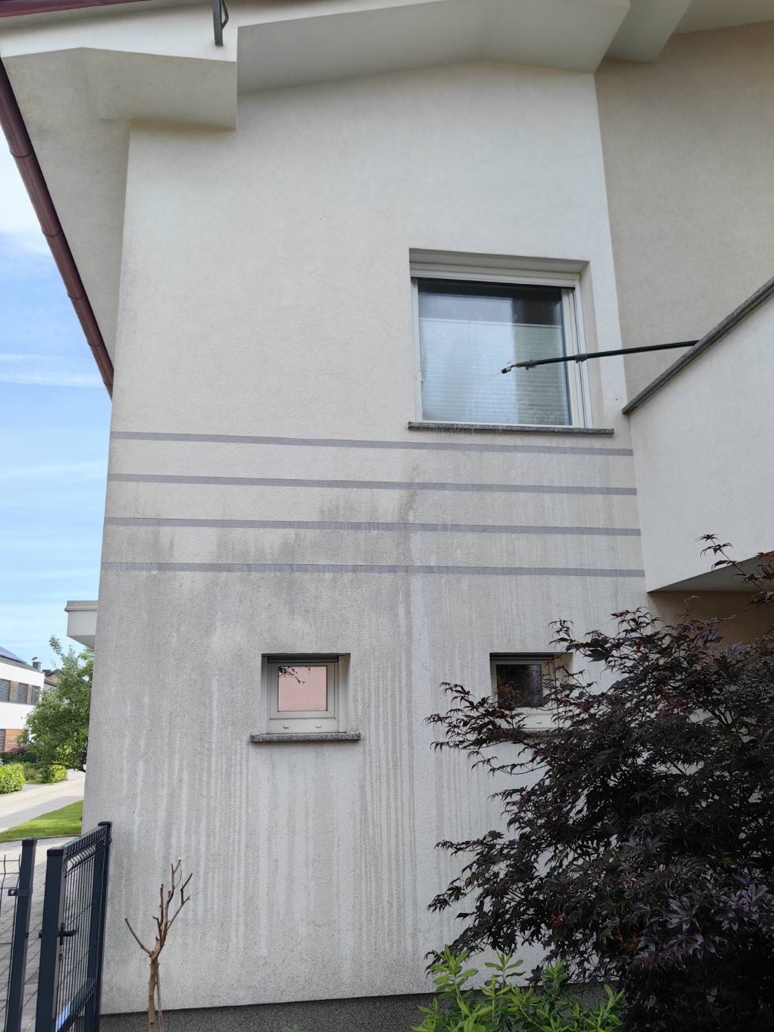 Fasada s temnimi progami umazanije pred čiščenjem